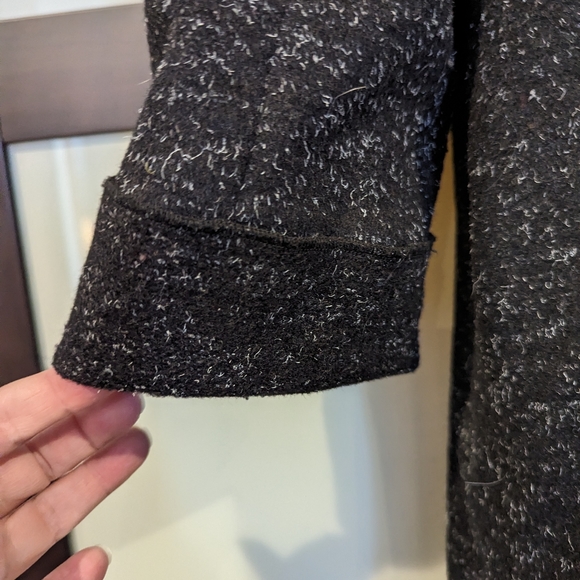 Beautiful Wool (blend?) Feminine Jacket in heathered black. - Picture 5 of 5